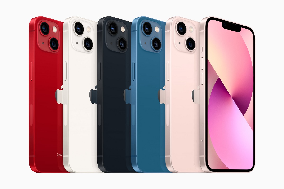 iPhone 13 и iPhone 13 mini представлены в пяти красивых цветах алюминия, включая (PRODUCT) RED, звездный свет, полночный, синий и розовый.
